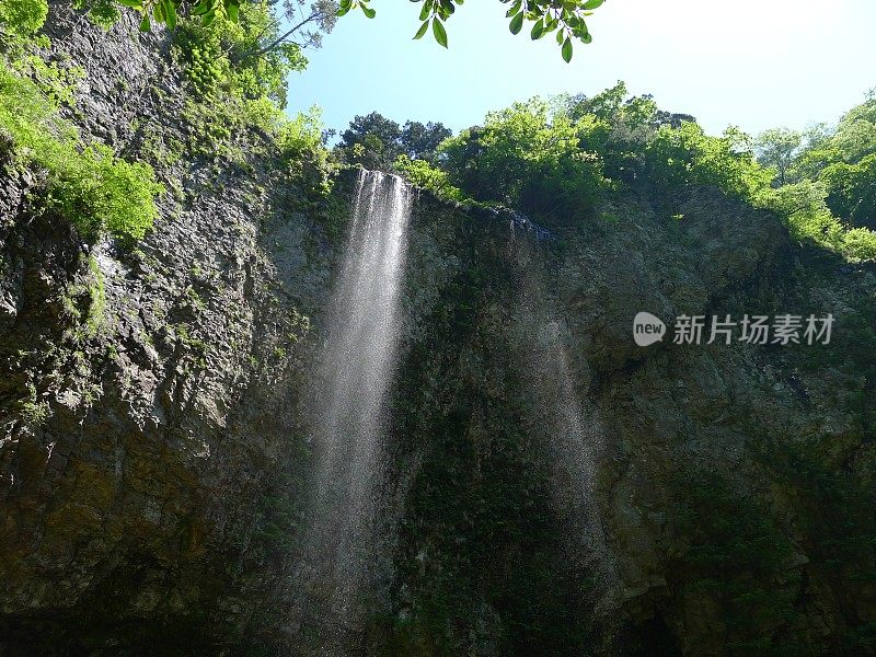 日本岛根县冲木的Dangyonotaki (Dangyo Falls)(日本100佳瀑布)